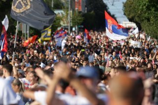 PLus de 100'000 personnes ont demandé des élections anticipées à Belgrade. KEYSTONE/EPA/ANDREJ CUKIC